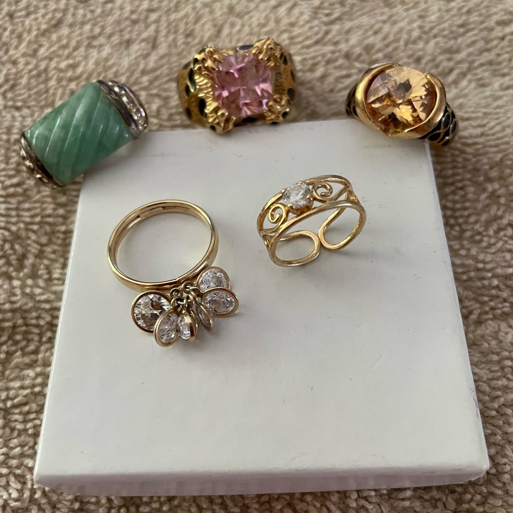 Lot: 2 Toe rings, 3 finger sizes (7-8). Joan Rivers & Kenneth Jay Lane labels.